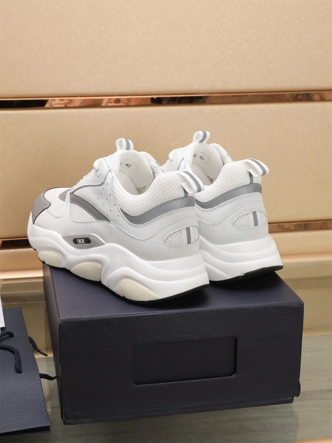 Men's shoes 💰P460💰【Dior】Dior✨ is online at the same time👏 This casual sneaker is a new product in the series and continues Di*r's classic style. The upper is made of original mesh and cow leather, with a two-color textured outsole, and the brand's iconic details on the rear collar and heel to enhance the style. Fashionable and versatile. Wear it with jeans or slacks for a casual look. Size: 38-44 (45 customized)